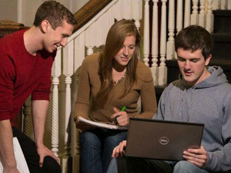 Murphy students looking at laptop
