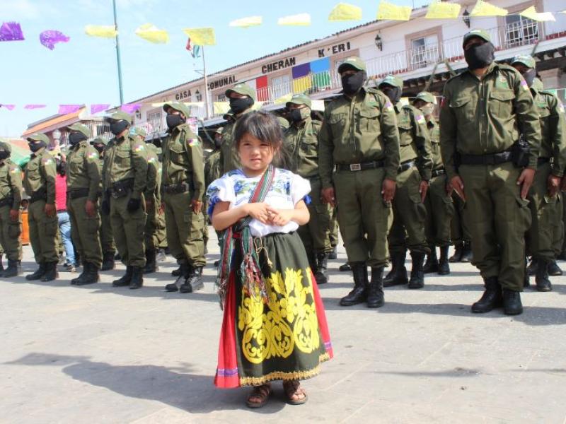 small child and military parade